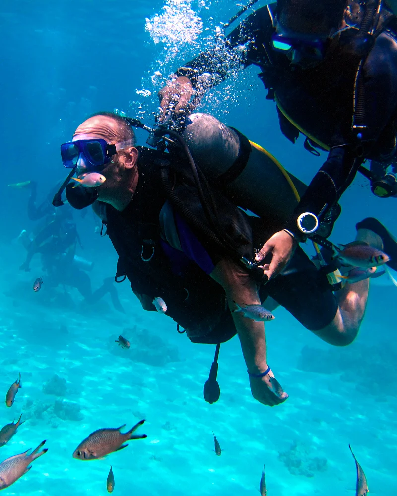 Pareja haciendo su bautizo de buceo en Mahahual
