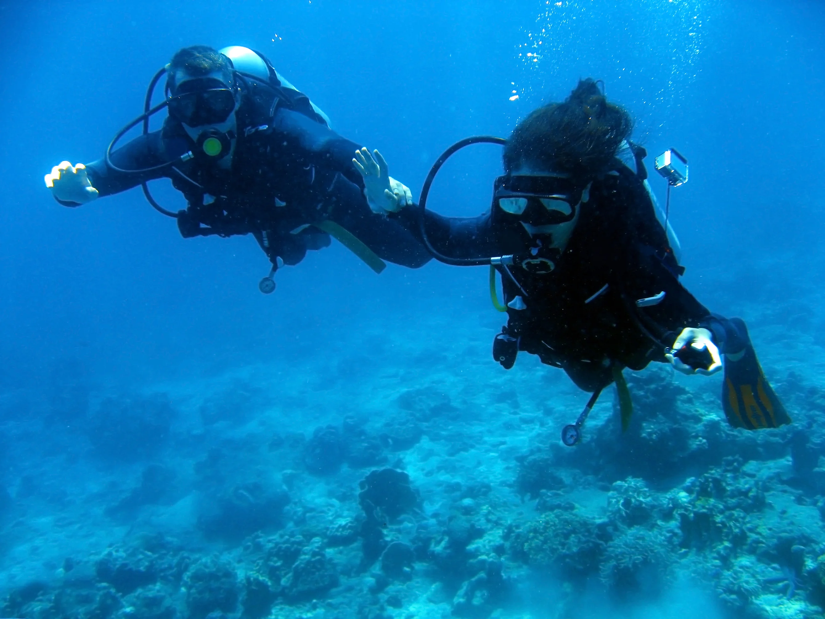 Candidato Dive Master practicando liderazgo bajo el agua en Mahahual