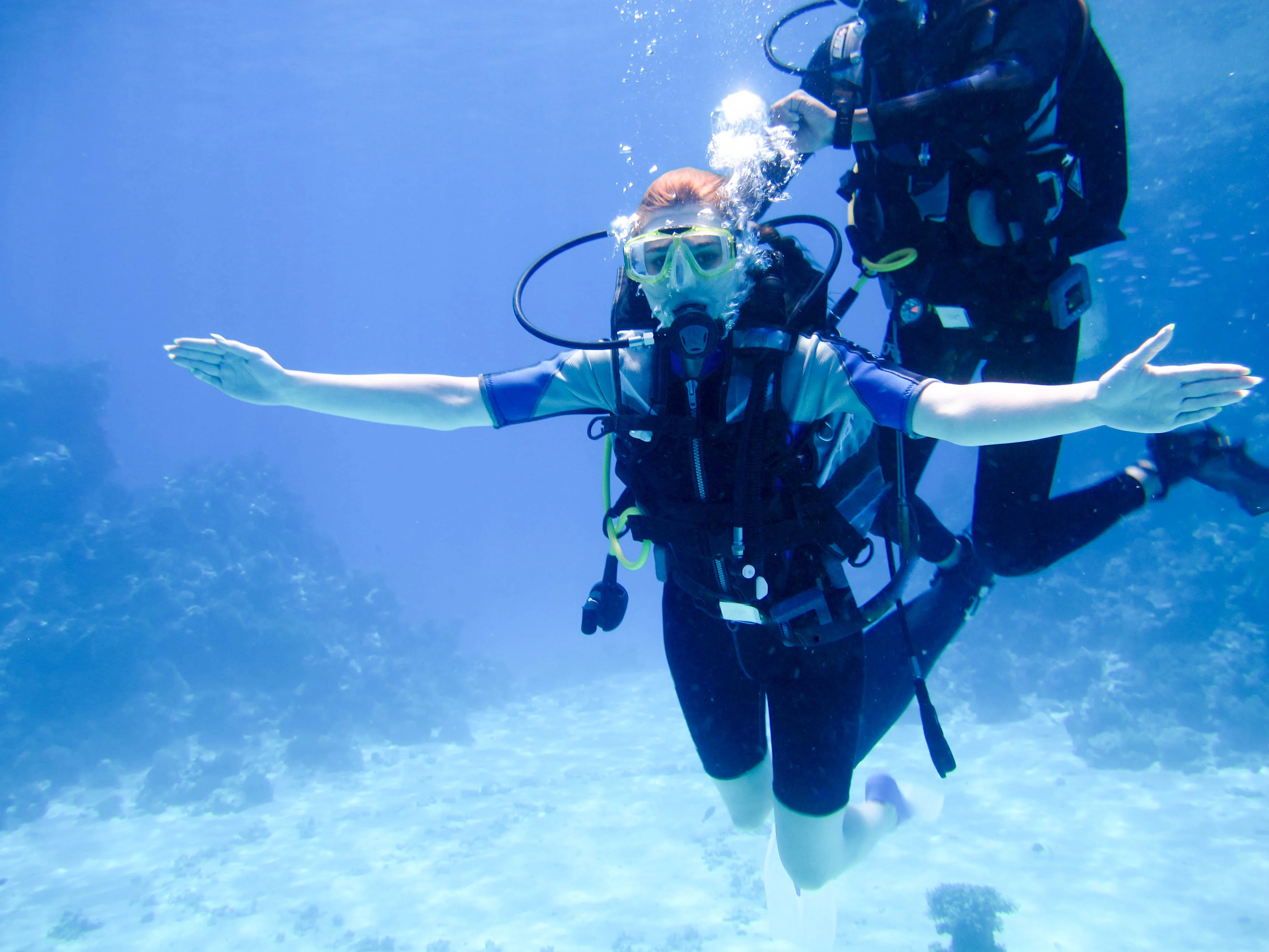 Buzo en formación Dive Master acompañando una operación de buceo en Mahahual